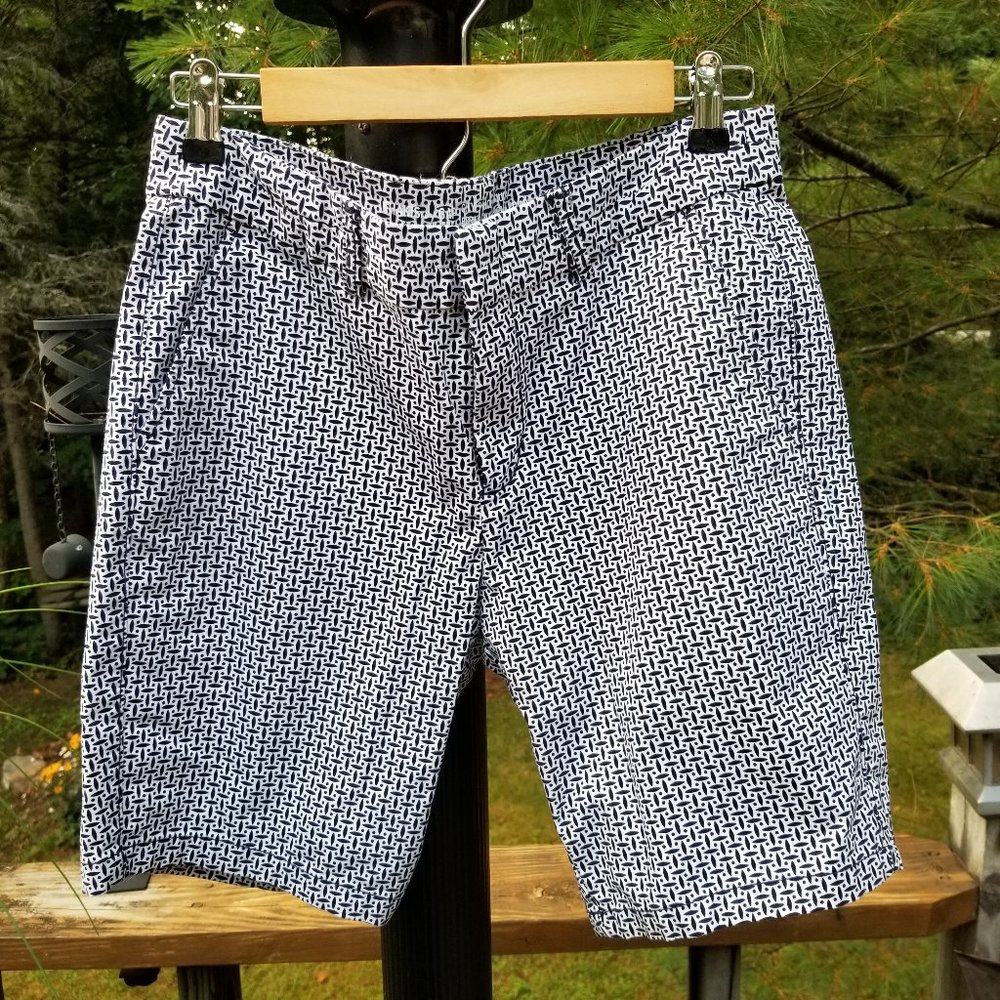 NWOT KHAKIS GAP CITY 9 INCH BERMUDA SHORTS